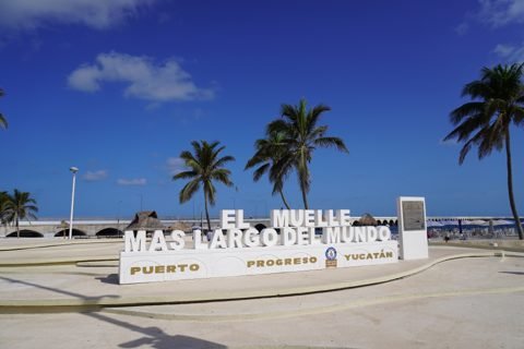 The pier and the Malecón sign in Progreso
