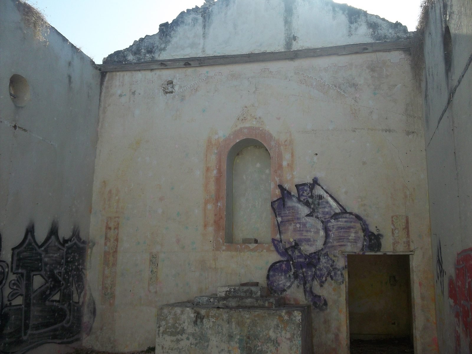 An abandoned building in Misnébalam